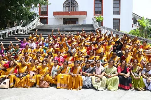  ವಿವಿಧ ಬೇಡಿಕೆಗಳ ಈಡೇರಿಕೆಗೆ ಆಗ್ರಹಿಸಿ ಅಂಗನವಾಡಿ ಕಾರ್ಯಕರ್ತೆಯರು ಹಾಗೂ ಸಹಾಯಕಿಯರು ಡಿಸಿ ಕಚೇರಿ ಎದುರು ಪ್ರತಿಭಟನೆ ನಡೆಸಿದರು. ಕೆ.ಸಿ.ವಿಶಾಲ, ವೇದಾವತಿ, ಪುಷ್ಪಾ ಸಾಗರ್, ಕಲಾವತಿ, ಕುಸುಮಾ, ರೇಣುಕಾ, ಗಾಯತ್ರಿ ಇದ್ದರು.