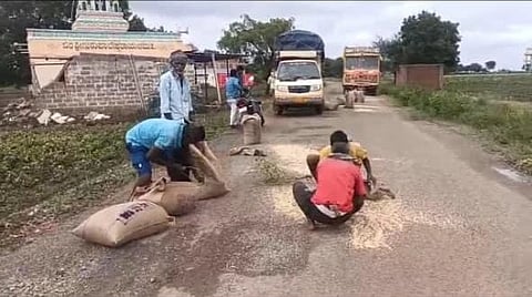 ಕುಂದಗೋಳ ತಾಲೂಕಿನ ಹಿರೇನೆರ್ತಿ-ಚಿಕ್ಕನೆರ್ತಿ ಗ್ರಾಮದ ರಸ್ತೆಯ ಮಾರ್ಗ ಮಧ್ಯೆ ಅನ್ನಭಾಗ್ಯ ಸಾಗಣೆ ವಾಹನದಲ್ಲಿದ್ದ ಚೀಲಗಳು ಬಿದ್ದಿರುವುದು.