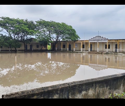 ಅಣ್ಣಿಗೇರಿ-ಕೋಳಿವಾಡ ರಸ್ತೆಯಲ್ಲಿರುವ ಡಿ.ಬಿ. ಶಿರೂರ ಸರ್ಕಾರಿ ಪ್ರೌಢಶಾಲೆ ಆವರಣದಲ್ಲಿ ಮಳೆ ನೀರು ನಿಂತಿರುವುದು.