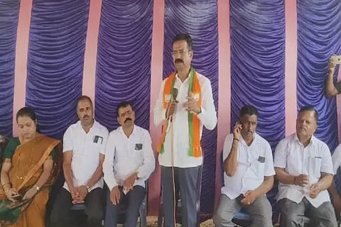 ಆನಂದಪುರ ಸಮೀಪದ ಯಡೇಹಳ್ಳಿಯಲ್ಲಿ ಆಯೋಜಿಸಿದ್ದ ಬಿಜೆಪಿ ಜನಸಂಪರ್ಕ ಸಭೆಯಲ್ಲಿ ಮಾಜಿ ಸಚಿವ ಹರತಾಳು ಹಾಲಪ್ಪ ಮಾತನಾಡಿದರು. ರತ್ನಾಕರ ಹೊನಗೋಡು, ದೇವೇಂದ್ರಪ್ಪ, ಮಧುರಾ ಇತರರಿದ್ದರು.