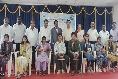 ಆಯನೂರಿನ ಸರ್ಕಾರಿ ಪ್ರಥಮದರ್ಜೆ ಕಾಲೇಜಿನಲ್ಲಿ ಸಾಂಸ್ಕೃತಿಕ, ಕ್ರೀಡಾ ಚಟುವಟಿಕೆಗಳ ಸಮಾರೋಪ ಸಮಾರಂಭದಲ್ಲಿ ಪಿಯುಸಿಯಲ್ಲಿ ಅತಿ ಹೆಚ್ಚು ಅಂಕ ಪಡೆದ ವಿದ್ಯಾರ್ಥಿಗಳನ್ನು ಸನ್ಮಾನಿಸಲಾಯಿತು. ಪ್ರೊ. ಕುಬೇರಪ್ಪ, ಪ್ರೊ. ಬಿ.ಪಿ.ಮಹಾದೇವ, ಡಾ. ನಿಜಾಮುದ್ದೀನ್, ಶಿಲ್ಪಾ ಪಾಟೀಲ್ ಇತರರಿದ್ದರು.