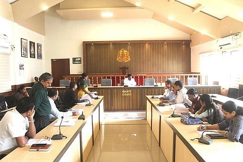 ನಗರದ ಜಿಲ್ಲಾಧಿಕಾರಿಯವರ ಕಚೇರಿಯ ಸಭಾಂಗಣದಲ್ಲಿ ಶುಕ್ರವಾರ ನಡೆದ ಜಿಲ್ಲಾ ಅಂತರ್ಜಲ ಸಮಿತಿ ಸಭೆಯಲ್ಲಿ ವಿವಿಧ ಇಲಾಖೆ ಅಧಿಕಾರಿಗಳು ಇದ್ದರು.