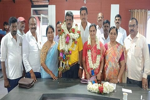 ಗುರುವಾರ ನಡೆದ ಚುನಾವಣೆಯಲ್ಲಿ ಕುಶಾಲನಗರ ವ್ಯವಸಾಯೋತ್ಪನ್ನ ಮಾರಾಟ ಸಹಕಾರ ಸಂಘದ ನೂತನ ಅಧ್ಯಕ್ಷರಾಗಿ ಹೆಚ್.ಬಿ. ಚಂದ್ರಪ್ಪ ಆಯ್ಕೆ ಆದರು. ಚಂದ್ರಕಲಾ, ಬಿ.ಎಂ. ಪಾರ್ವತಿ, ಕೆ.ಎಸ್. ಮಂಜುನಾಥ್, ಎನ್.ಸಿ. ಪೊನ್ನಪ್ಪ, ಜಲಜಾ ಶೇಖರ್ ಕೆ.ಜಿ. ಜಗದೀಶ್ ಮತ್ತಿತರರು ಇದ್ದರು