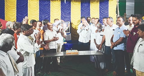 ಪುನೀತ್ ರಾಜಕುಮಾರ್ ಅವರ 51ನೇ ಹುಟ್ಟುಹಬ್ಬವನ್ನು ಅವರ ಅಭಿಮಾನಿ ಬಳಗದ ವತಿಯಿಂದ ಆಚರಿಸಲಾಯಿತು. ಪಿಎಲ್‌ಡಿ ಬ್ಯಾಂಕ್ ಅಧ್ಯಕ್ಷ ಸೀಗೆಕೊಪ್ಪಲು ಮಂಜುನಾಥ್, ಎಂ. ರಘು, ಪುನೀತ್ ಅಭಿಮಾನಿ ಬಳಗದ ಅಧ್ಯಕ್ಷ ಮಹೇಶ್, ಹೊನ್ನೇನಹಳ್ಳಿ ಶಶಿಕುಮಾರ್ ಇತರರು ಇದ್ದರು.