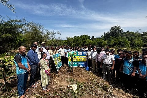 ವನ ಮಹೋತ್ಸವದ ಅಂಗವಾಗಿ ಸಸಿ ನೆಡುವ ಕಾರ್ಯಕ್ರಮಕ್ಕೆ ಡಾ.ಜಿ.ಎಂ.ದೇವಗಿರಿ ಅವರು ಸಸಿ ನೆಟ್ಟು ಚಾಲನೆ ನೀಡಿದರು. ನಿವೇದಿತಾ, ವಿಜಯ್ ಕುಮಾರ್ ಇತರರಿದ್ದರು.