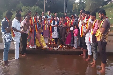 ಹುಣ್ಣಿಮೆ ಅಂಗವಾಗಿ ಕಾವೇರಿ ಮಹಾ ಆರತಿ ಬಳಗದ ಆಶ್ರಯದಲ್ಲಿ ಕುಶಾಲನಗರದಲ್ಲಿ 179ನೇ ಮಹಾ ಆರತಿ ಕಾರ್ಯಕ್ರಮ ನಡೆಯಿತು. ದೀಪಕ್ ಕನ್ನಡಿಗ, ಎಂ.ಎನ್. ಚಂದ್ರಮೋಹನ್, ಸಂಧ್ಯಾ ಗಣೇಶ್, ವಸಂತ ಆಚಾರ್ಯ, ವನಿತಾ ಚಂದ್ರಮೋಹನ್, ಮಂಡೆಪAಡ ಬೋಸ್ ಮೊಣ್ಣಪ್ಪ, ಅಣ್ಣಯ್ಯ ಮತ್ತಿತರರು ಇದ್ದರು.