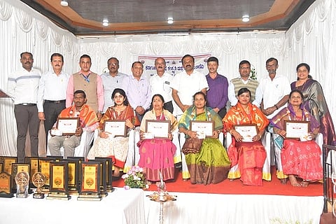 ಮೂರ್ನಾಡು ಗ್ರಾಮದಲ್ಲಿ ನಡೆದ ಅರೆಭಾಷೆ ದಿನಾಚರಣೆಯಲ್ಲಿ ವಿವಿಧ ಕ್ಷೇತ್ರದಲ್ಲಿ ಸಾಧನೆ ಮಾಡಿದ ಸಾಧಕರನ್ನು ಸನ್ಮಾನಿಸಲಾಯಿತು.
