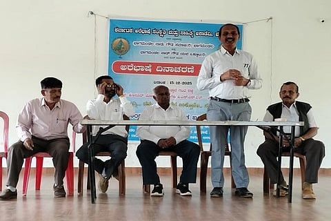 ಕರ್ನಾಟಕ ಅರೆಭಾಷೆ ಸಂಸ್ಕೃತಿ ಮತ್ತು ಸಾಹಿತ್ಯ ಅಕಾಡೆಮಿ, ಭಾಗಮಂಡಲ ನಾಡು ಗೌಡ ಸಮಾಜ ಹಾಗೂ ಭಾಗಮಂಡಲ ನಾಡು ಗೌಡ ಯುವ ಒಕ್ಕೂಟದ ವತಿಯಿಂದ ಏರ್ಪಡಿಸಿದ್ದ ಅರೆಭಾಷೆ ದಿನಾಚರಣೆ ಕಾರ್ಯಕ್ರಮದಲ್ಲಿ ಶ್ರೀ ಕಾವೇರಿ ಪದವಿಪೂರ್ವ ಕಾಲೇಜು ಪ್ರಾಂಶುಪಾಲ ದಿವಾಕರ ಕುಂದಲ್ಪಾಡಿ ಮಾತನಾಡಿದರು. ನಿಡ್ಯಮಲೆ ರವಿ, ಕುದುಪಜೆ ಪ್ರಕಾಶ್, ಕುದುಪಜೆ ಪಳಂಗಪ್ಪ, ದೇವಂಗೋಡಿ ಹರ್ಷ ಇದ್ದರು.