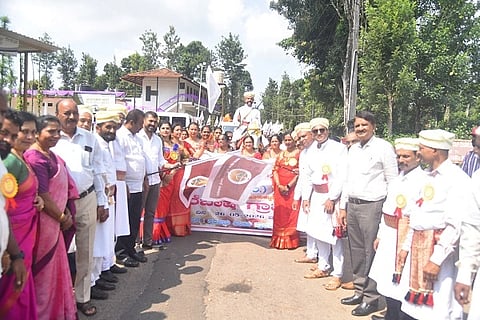 ಅರೆಭಾಷೆ ಗ್ರಾಮೋತ್ಸವ ಕಾರ್ಯಕ್ರಮದ ಮೆರವಣಿಗೆಗೆ ಶಾಸಕ ಡಾ.ಮಂತರ್ ಗೌಡ ಅವರು ಚಾಲನೆ ನೀಡಿದರು. ಸದಾನಂದ ಮಾವಜಿ, ಕೊಲ್ಯದ ಗಿರೀಶ್, ಇತರರಿದ್ದರು.