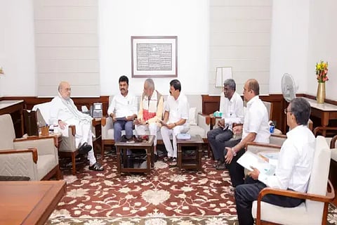 ಅಮಿತ್ ಶಾ ಅವರನ್ನು ಭೇಟಿಯಾದ ಬಿ.ವೈ.ರಾಘವೇಂದ್ರ, ಆರಗ ಜ್ಞಾನೇಂದ್ರ, ವಿಶ್ವೇಶ್ವರ ಹೆಗಡೆ ಕಾಗೇರಿ, ಕೋಟ ಶ್ರೀನಿವಾಸ ಪೂಜಾರಿ, ಸತೀಶ್ಚಂದ್ರ ಅವರನ್ನೊಳಗೊಂಡ ನಿಯೋಗ ಮನವಿ ಸಲ್ಲಿಸಿತು.