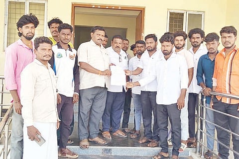 ಅರಕೇರಾದಲ್ಲಿ ತಹಸಿಲ್ ಕಚೇರಿ ನೌಕರ ವೀರೇಂದ್ರಗೆ ಎಸ್‌ಎಫ್‌ಐ ಮತ್ತು ಡಿವೈಎಫ್‌ಐ ಸಮಿತಿ ಮನವಿ ಸಲ್ಲಿಸಿದವು. ತಾಲೂಕು ಅಧ್ಯಕ್ಷ ಮಹಾಲಿಂಗ ದೊಡ್ಡಮನಿ, ಸಂತೋಷ ತ್ಯಾಪ್ಲಿ, ಡಿವೈಎಫ್‌ಐ ಗ್ರಾಮ ಘಟಕ ಅಧ್ಯಕ್ಷ ಆಂಜನೇಯ, ಕಾರ್ಯದರ್ಶಿ ಚಂದ್ರಶೇಖರ, ಉಪಾಧ್ಯಕ್ಷ ರವಿ, ಪ್ರಮುಖರಾದ ಸಂತೋಷ ತ್ಯಾಪ್ಲಿ, ಆಂಜನೇಯ, ಶಶಿಕುಮಾರ್, ಬಸವರಾಜ, ಹನುಮಂತ, ಆಂಜನೇಯ ಇದ್ದರು.