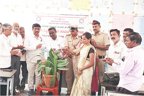 ಅರಕೇರಾದ ಶ್ರೀ ಸಿದ್ದಯ್ಯ ಹವಾಲ್ದಾರ್ ಬಾಲಕರ ಸರ್ಕಾರಿ ಪ್ರೌಢಶಾಲೆಯಲ್ಲಿ ಅಕ್ಷರ ದಾಸೋಹ ಯೋಜನೆಯ ಬಿಸಿಯೂಟ ಸಿಬ್ಬಂದಿಗೆ ಹಮ್ಮಿಕೊಂಡಿದ್ದ ತರಬೇತಿ ಕಾರ್ಯಾಗಾರವನ್ನು ತಾಪಂ ಇಒ ಬಸವರಾಜ ಹಟ್ಟಿ ಉದ್ಘಾಟಿಸಿದರು. ಬಿಇಒ ಮಲ್ಲಿಕಾರ್ಜುನ, ಅಕ್ಷರ ದಾಸೋಹ ಸಹಾಯಕ ನಿರ್ದೇಶಕ ಬಸವರಾಜ ಕಟ್ಟಿಮನಿ ಇತರರಿದ್ದರು.