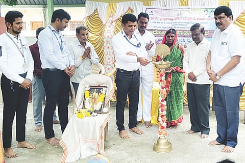 ಅರಕೇರಾದಲ್ಲಿ ಹಮ್ಮಿಕೊಂಡಿದ್ದ ಉಚಿತ ನೇತ್ರ ತಪಾಸಣಾ ಶಿಬಿರವನ್ನು ಆರ್‌ಕೆಡಿಸಿಸಿ ಬ್ಯಾಂಕ್ ನಿರ್ದೇಶಕ ಎ.ರಾಜಶೇಖರ ನಾಯಕ ಉದ್ಘಾಟಿಸಿದರು. ನಿವೃತ್ತ ಬ್ಯಾಂಕ್ ಅಧಿಕಾರಿ ಕೆ.ಅನಂತರಾಜ ನಾಯಕ, ಎಸ್‌ಕೆಡಿಆರ್‌ಡಿಪಿ ಜಿಲ್ಲಾ ನಿರ್ದೇಶಕ ರಾಘವೇಂದ್ರ ಪಾತೆಗರ್, ಟಿಎಪಿಸಿಎಂಎಸ್ ನಿರ್ದೇಶಕ ಚನ್ನವೀರಯ್ಯ ಸ್ವಾಮಿ ಹಿರೇಮಠ, ಗ್ರಾಪಂ ಮಾಜಿ ಅಧ್ಯಕ್ಷೆ ರಂಗಮ್ಮ ನಾಯಕ ಇತರರಿದ್ದರು.