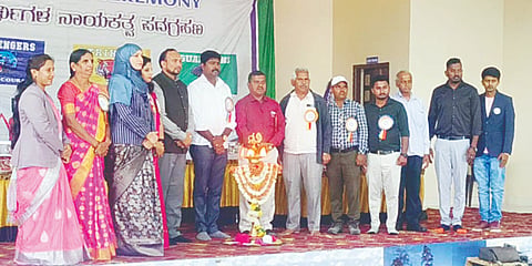 ಅರಕಲಗೂಡು ತಾಲೂಕು ಮಲ್ಲಿಪಟ್ಟಣದಲ್ಲಿ ಏರ್ಪಡಿಸಿದ್ದ ವಿದ್ಯಾರ್ಥಿಗಳ ನಾಯಕತ್ವ ಪದಗ್ರಹಣ ಸಮಾರಂಭವನ್ನು ತಾಲೂಕು ಗ್ಯಾರಂಟಿ ಅನುಷ್ಠಾನ ಸಮಿತಿ ಅಧ್ಯಕ್ಷ ಎಚ್.ಪಿ.ಶ್ರೀಧರ್ ಗೌಡ ಉದ್ಘಾಟಿಸಿದರು. ಕೆ.ಪಿ. ನಾರಾಯಣ, ಸುಚಿತ್ರಾ, ತಬ್ರೇಜ್ ನದೀಮ್, ಹುಧಾ ಫಾತಿಮಾ ಡೆಲ್ವಿ ಇತರರಿದ್ದರು.