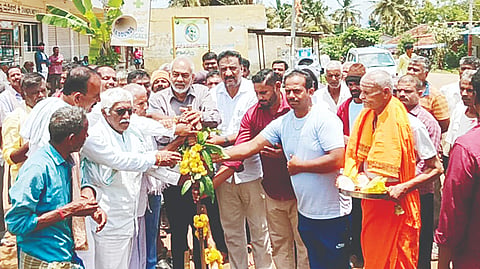 ಅರಕಲಗೂಡು ತಾಲೂಕಿನ ಗಂಗನಾಳು ಹುಲ್ಲಂಗಾಲ ಗ್ರಾಮಗಳ ಸಂಪರ್ಕ ರಸ್ತೆ ಅಭಿವೃದ್ಧಿ ಕಾಮಗಾರಿಗೆ ಶಾಸಕ ಎ.ಮಂಜು ಭೂಮಿಪೂಜೆ ನೆರವೇರಿಸಿದರು. ಎಂ.ಎಸ್. ಯೋಗೇಶ್, ನಟೇಶ್, ಕೃಷ್ಣಪ್ಪ, ಮಲ್ಲೇಶ್ ಇತರರಿದ್ದರು.
