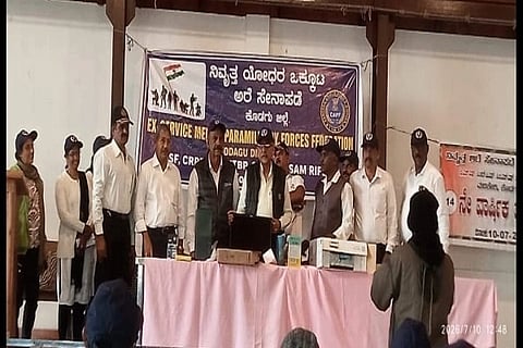 ಕೊಡಗು ಜಿಲ್ಲೆಯ ಅರೆಸೇನಾ ಪಡೆ ನಿವೃತ್ತ ಯೋಧರ ಒಕ್ಕೂಟದ 14ನೇ ವಾರ್ಷಿಕ ಮಹಾಸಭೆಯಲ್ಲಿ ಮಾಜಿ ಯೋಧ ಮರ್ವಿನ್ ಕೊರಿಯಾ 60 ಸಾವಿರ ರೂ. ಮೌಲ್ಯದ ಗಣಕ ಯಂತ್ರವನ್ನು ಉಚಿತವಾಗಿ ಒಕ್ಕೂಟಕ್ಕೆ ನೀಡಿದರು. ಎಂ.ಜಿ. ಯತೀಶ್, ಪುಲಿಯಂಡ ಎಂ. ಚೆಂಗಪ್ಪ, ಬಿ.ಎನ್. ರಾಜಶೇಖರ್, ಎಸ್.ಎಸ್. ಲೀಲಾವೇಣಿ ಮತ್ತಿತರರು ಇದ್ದರು.
