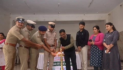 ಪೊಲೀಸ್ ಇಲಾಖೆಯ ಸಿಬ್ಬಂದಿಗಾಗಿ ನಗರದ ಮೈತ್ರಿ ಹಾಲ್‌ನಲ್ಲಿ ನಡೆದ ಸಮಗ್ರ ಆರೋಗ್ಯ ಶಿಬಿರವನ್ನು ಗಣೇಶ್, ಸನತ್ ಕುಮಾರ್ ಉದ್ಘಾಟಿಸಿದರು. ಅನಿತಾ ಕುಮಾರಿ ಇತರರಿದ್ದರು.
