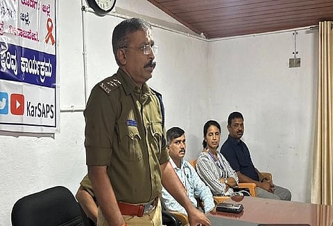 ಸಮಗ್ರ ಆರೋಗ್ಯ ತಪಾಸಣಾ ಶಿಬಿರದಲ್ಲಿ ಮಹೇಶ್ ಕುಮಾರ್ ಮಾತನಾಡಿದರು. ಡಾ.ಹರೀಶ್, ಡಾ.ಸೌಮ್ಯಶ್ರೀ ಇತರರಿದ್ದರು.