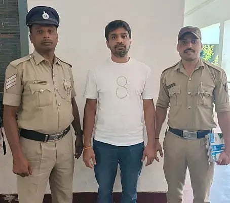 ಬಲಗೆ ಪ್ರಕರಣದ ಸಂಬಂಧ ಆರೋಪಿ ಮುರಳಿ ಪ್ರಸಾದ್​ನನ್ನು ಕೋಲಾರ ನಗರಸಭೆ ಪೊಲೀಸರು ಬಂಧಿಸಿದ್ದಾರೆ. ಶೇಖರ್​, ನವೀನ್​ ಇದ್ದರು.