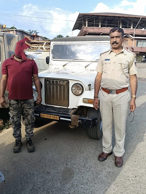 ಮಾಂದಲಪಟ್ಟಿ ಪ್ರವಾಸಿತಾಣಕ್ಕೆ ಪ್ರವಾಸಿಗರನ್ನು ಕರೆದೊಯ್ಯಲು ನಿಗದಿಗಿಂತ ಹೆಚ್ಚಿನ ಹಣ ವಸೂಲಿ ಮಾಡಿದ ಪ್ರಕರಣಕ್ಕೆ ಸಂಬಂಧಿಸಿದಂತೆ ಶವಿನ್ ಕುಮಾರ್ ಎಂಬಾತನನ್ನು ಪೊಲೀಸರು ಬಂಧಿಸಿದ್ದಾರೆ.