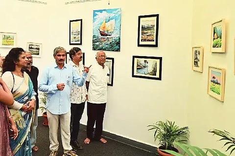 ಹುಬ್ಬಳ್ಳಿಯಲ್ಲಿ (Art Exhibition) ಆಯೋಜಿಸಿರುವ ಸೃಷ್ಟಿಯ ಸೊಬಗು-ಚಿತ್ರಕಲಾ ಪ್ರದರ್ಶನವನ್ನು ವಾಸ್ತುಶಿಲ್ಪಿ, ಗಾಯಕಿ ವೀಣಾ ಹಾನಗಲ್ ಉದ್ಘಾಟಿಸಿದರು. ಕಲಾವಿದ ಮಂಜುನಾಥ ಕರಿಗಾರ, ಆರ್.ಬಿ. ಗರಗ, ಆರ್.ಎಫ್. ಹಿರೇಗೌಡರ್, ಡಾ. ಬಸವರಾಜ ಸಜ್ಜದ ಇದ್ದರು. 
