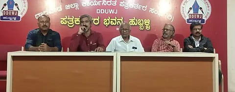 art exhibition ಹುಬ್ಬಳ್ಳಿಯಲ್ಲಿ ಮಾಹಿತಿ ನೀಡಿದ ಕಲಾವಿದ ಮಂಜುನಾಥ ಕರಿಗಾರ.