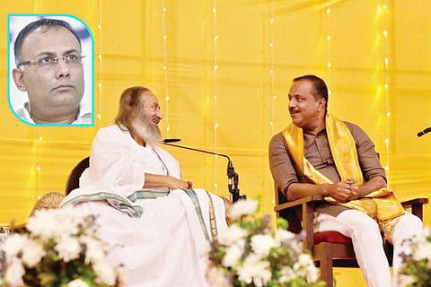 ಆರ್ಟ್ ಆಫ್ ಲಿವಿಂಗ್ ಅಂತಾರಾಷ್ಟ್ರೀಯ ಕೇಂದ್ರದಲ್ಲಿ ಆಯೋಜಿಸಿದ್ದ 45ನೇ ವರ್ಷದ ಸಂಭ್ರಮಾಚರಣೆಯಲ್ಲಿ ಶ್ರೀ ಶ್ರೀ ರವಿಶಂಕರ ಗುರೂಜಿ, ಸ್ಪೀಕರ್ ಯು.ಟಿ. ಖಾದರ್.