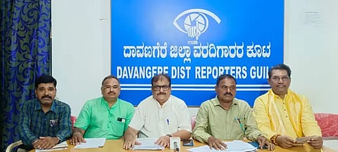 ದಾವಣಗೆರೆಯ ಸುದ್ದಿಗೋಷ್ಠಿಯಲ್ಲಿ ದಿ ಆರ್ಟ್ ಆಫ್ ಲಿವಿಂಗ್ ಸಂಸ್ಥೆಯ ಜಿಲ್ಲಾ ಅಭಿವೃದ್ಧಿ ಸಮಿತಿ ಸದಸ್ಯ ಇಂದೂಧರ ನಿಶಾನಿಮಠ, ವೆಂಕಟರಮಣರೆಡ್ಡಿ, ಶಿವಕುಮಾರ್, ಸುರೇಶ್ ಇದ್ದರು. 