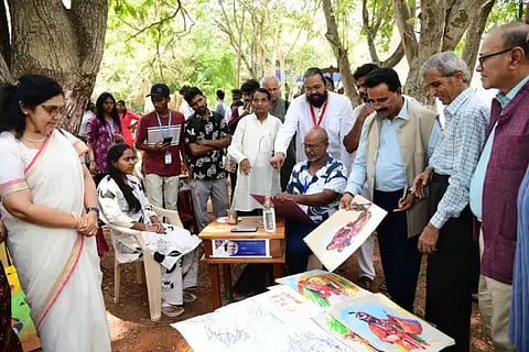  ದಾವಣಗೆರೆಯ ದೃಶ್ಯಕಲಾ ಕಾಲೇಜಿನಲ್ಲಿ ಭಾನುವಾರ ಹಮ್ಮಿಕೊಂಡಿದ್ದ ಆರ್ಟ್‌ಪಾರ್ಕ್- ಕಲಾವಿದರ ಸಂಗಮ ಕಾರ್ಯಕ್ರಮದಲ್ಲಿ ಕಲಾಕೃತಿಗಳನ್ನು ದಾವಿವಿ ಕುಲಪತಿ ಪ್ರೊ.ಬಿ.ಡಿ.ಕುಂಬಾರ್, ಭಾಗ್ಯಾ ಅಜಯಕುಮಾರ್, ಎಚ್.ಬಿ.ಮಂಜುನಾಥ್, ಬಾ.ಮ.ಬಸವರಾಜಯ್ಯ ಇತರರು ವೀಕ್ಷಿಸಿದರು. 