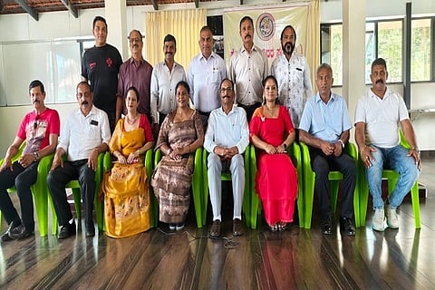 ಪದಗ್ರಹಣ ಕಾರ್ಯಕ್ರಮದಲ್ಲಿ ಉಪಸ್ಥಿತರಿದ್ದ ಕೊಡಗು ಕಲಾವಿದರ ಸಂಘದ 2026-30ನೇ ಸಾಲಿನ ನೂತನ ಪದಾಧಿಕಾರಿಗಳು. ವಾಂಚಿರ ವಿಠಲ್ ನಾಣಯ್ಯ, ಈರಮಂಡ ಹರಿಣಿ ವಿಜಯ್, ಕಬ್ಬಚ್ಚಿರ ರಶ್ಮಿ ಕಾರ್ಯಪ್ಪ, ಕಾಡ್ಯಮಡ ಸುಮನ್, ಮಲ್ಲಮಾಡ ಶ್ಯಾಮಲ ಸುನಿಲ್ ಮತ್ತಿತರರು ಇದ್ದರು.