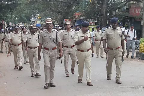 ಹಳೇ ಹುಬ್ಬಳ್ಳಿ ಆಸಾರ ಓಣಿ (Prohibitory order) ಪ್ರದೇಶದಲ್ಲಿ ಪೊಲೀಸರು ಶುಕ್ರವಾರ ಪಥಸಂಚಲನ ನಡೆಸಿದರು.