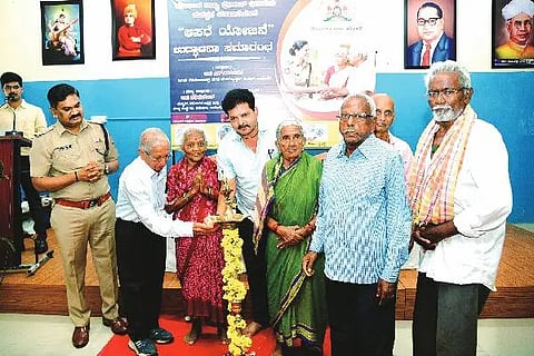  ದಾವಣಗೆರೆ ಸಮೀಪದ ಹಳೇಬಾತಿಯ ತಪೋವನ ಆಸ್ಪತ್ರೆಯಲ್ಲಿ ಮಂಗಳವಾರ ‘ಆಸರೆ’ ಯೋಜನೆಯನ್ನು ಹಿರಿಯ ರೇಡಿಯಾಲಜಿಸ್ಟ್ ಡಾ.ಎಸ್.ಆರ್. ಹೆಗಡೆ ಉದ್ಘಾಟಿಸಿದರು. ಎಚ್.ಟಿ. ಶೇಖರ್, ಡಾ. ಶಶಿಕುಮಾರ್, ಹಿರಿಯ ನಾಗರಿಕರು ಇದ್ದರು.