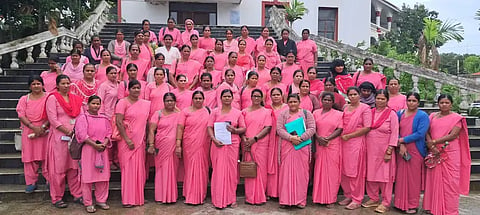 ಎಸ್‌ಐಆರ್ ಪ್ರಕ್ರಿಯೆಗೆ ನಿಯೋಜನೆಗೊಂಡ ಆಶಾ ಕಾರ್ಯಕರ್ತೆಯರಿಗೆ ಹೆಚ್ಚುವರಿ ಗೌರವಧನ ನೀಡಬೇಕೆಂದು ಆಗ್ರಹಿಸಿ ಆಶಾ ಕಾರ್ಯಕರ್ತೆಯರು ಡಿಸಿ ಕಚೇರಿ ಎದುರು ಪ್ರತಿಭಟನೆ ನಡೆಸಿದರು. ಚಂದ್ರಕಲಾ, ರಾಜೇಶ್ವರಿ, ರೇಣುಕಾ, ಮಾಲತಿ, ಸರಸ್ವತಿ ಇದ್ದರು.