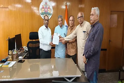 ಸಾಮಾಜಿಕ ಅರಣ್ಯಗಳ ಸಂರಕ್ಷಣೆಗೆ ಆಗ್ರಹಿಸಿ ಅನಂತ ಹೆಗಡೆ ಅಶೀಸರ, ಪ್ರೊ.ಬಿ.ಎಂ.ಕುಮಾರಸ್ವಾಮಿ, ಶ್ರೀಪಾದ ಬಿಚ್ಚುಗತ್ತಿ ಪ್ರಭುಲಿಂಗ ಕವಳಿಕಟ್ಟಿ ಅವರಿಗೆ ಮನವಿ ಸಲ್ಲಿಸಿದರು.