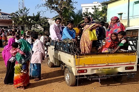 ಜಿಲ್ಲೆಯ ಪಟ್ಟಣವೊಂದರ ವಾರದ ಸಂತೆ ವೇಳೆ ಕಂಡು ಬಂದ ಅಸ್ಸಾಂ ಕಾರ್ಮಿಕರು 