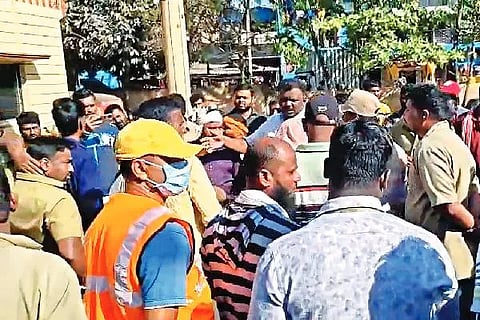 ದಾವಣಗೆರೆಯಲ್ಲಿ ಶುಕ್ರವಾರ ಪೌರಕಾರ್ಮಿಕನ ಮೇಲೆ ನಡೆದ ಹಲ್ಲೆ ಖಂಡಿಸಿ ಆಜಾದ್ ನಗರ ಠಾಣೆ ಆವರಣದಲ್ಲಿ ಪೌರಕಾರ್ಮಿಕರು ಪ್ರತಿಭಟನೆ ನಡೆಸಿದರು.  