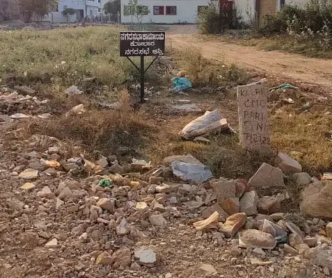 ಕೋಲಾರದ ಖಾಲಿ ನಿವೇಶನದಲ್ಲಿ ನಗರಸಭೆಯಿಂದ ನಾಮಫಲಕ ಅಳವಡಿಸಿರುವುದು.