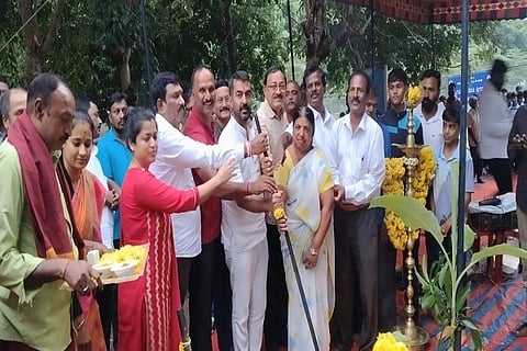 ಕೂಡಿಗೆ ಕ್ರೀಡಾ ಪ್ರೌಢಶಾಲೆಯಲ್ಲಿ 3 ಕೋಟಿ ರೂ. ವೆಚ್ಚದಲ್ಲಿ ಹಾಕಿ ಮೈದಾನದ ಅಸ್ಟ್ರೋಟರ್ಫ್ ಹೆಚ್ಚುವರಿ ಕಾಮಗಾರಿಗಳಿಗೆ ಮಡಿಕೇರಿ ಶಾಸಕ ಡಾ. ಮಂತರ್ ಗೌಡ ಭೂಮಿ ಪೂಜೆ ನೆರವೇರಿಸಿದರು. ಸಿ.ಎಸ್. ಅರುಣ್ ಮಾಚಯ್ಯ, ವಿಸ್ಮಯಿ ಚಕ್ರವರ್ತಿ, ಫಿಲೋಮಿನಾ ಮತ್ತಿತರರು ಇದ್ದರು.