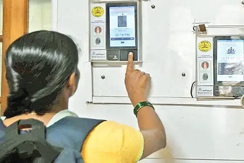 ಶಿಕ್ಷಕರು ಹಾಜರಾತಿ ಹಾಕುತ್ತಿರುವ ಸಾಂದರ್ಭಿಕ ಚಿತ್ರ.