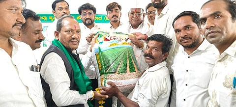 ಬಿತ್ತನೆ ಬೀಜ ವಿತರಣೆ ಕಾರ್ಯಕ್ರಮಕ್ಕೆ ಶಾಸಕ ಪ್ರಭು ಚವ್ಹಾಣ ಅವರು ಔರಾದ ರೈತ ಸಂಪರ್ಕ ಕೇಂದ್ರದಲ್ಲಿ ಚಾಲನೆ ನೀಡಿದರು.