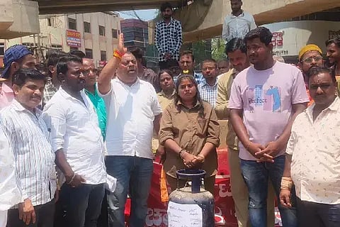 ಆಟೋ ಎಲ್​ಪಿಜಿ ಅಲಭ್ಯ (Auto LPG)ಹಾಗೂ ದರ ಏರಿಕೆ ಖಂಡಿಸಿ ಹುಬ್ಬಳ್ಳಿಯಲ್ಲಿ ಆಟೋ ಚಾಲಕರು ಶುಕ್ರವಾರ ಪ್ರತಿಭಟನೆ ನಡೆಸಿದರು. ಶೇಖರಯ್ಯ ಮಠಪತಿ, ಮುರುಳಿ ಇಂಗಳಹಳ್ಳಿ, ರಾಜೇಶ ಬಿಜವಾಡ, ದಾವಲಸಾಬ್ ಕುರಹಟ್ಟಿ, ಶ್ರೀಕಾಂತ ಗಡಾದ, ಮಹೇಶ ದೊಡಮನಿ, ಇತರರು ಇದ್ದರು.