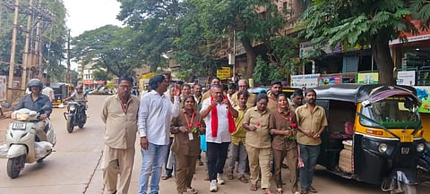 no bandh ಉತ್ತರ ಕರ್ನಾಟಕ ಆಟೋರಿಕ್ಷಾ ಚಾಲಕರ ಸಂಘದಿಂದ ಸಾರ್ವಜನಿಕರಿಗೆ ಗುರುವಾರ ಗುಲಾಬಿ ಹೂವು ನೀಡಿ ಬಂದ್ ಇಲ್ಲವೆಂದು ಧೈರ್ಯ ತುಂಬಲಾಯಿತು.