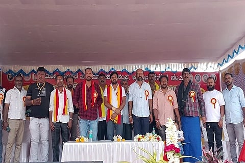 ಕುಶಾಲನಗರ ಆಟೋ ಚಾಲಕರು ಮತ್ತು ಮಾಲೀಕರ ಸಂಘದ ವತಿಯಿಂದ ಏರ್ಪಡಿಸಿರುವ ಕನ್ನಡ ರಾಜ್ಯೋತ್ಸವ ಕಾರ್ಯಕ್ರಮದ ಉದ್ಘಾಟನಾ ಸಮಾರಂಭದಲ್ಲಿ ಗಣ್ಯರು ಪಾಲ್ಗೊಂಡಿದ್ದರು. ಬಿ.ಎ. ದಿನೇಶ್, ವಿ.ಎನ್. ತೇಜಸ್ ನಾಗೇಶ್, ಕೃಷ್ಣದರ್ಶನ್(ಕಿಟ್ಟಿ), ಸಂತೋಷ್ ಕುಮಾರ್ ಗೌಡ, ಮುನೀರ್, ಮೂರ್ತಿ ಮತ್ತಿತರರು ಇದ್ದರು.