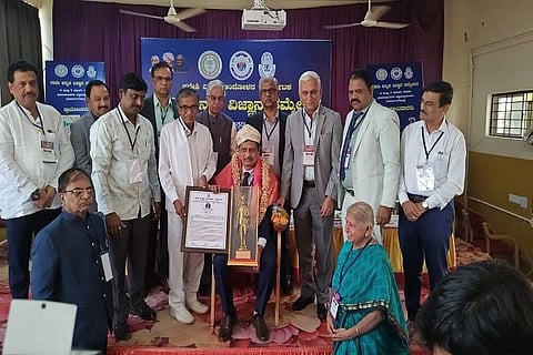 ಹಾವೇರಿಯಲ್ಲಿ ಈಚೆಗೆ ಆಯೋಜಿಸಿದ್ದ 18ನೇ ಕನ್ನಡ ವಿಜ್ಞಾನ ಸಮ್ಮೇಳನದಲ್ಲಿ ಕೊಡಗು ವಿಶ್ವವಿದ್ಯಾಲಯದ ಕುಲಪತಿ ಪ್ರೊ. ಅಶೋಕ ಸಂಗಪ್ಪ ಆಲೂರ ಅವರಿಗೆ ಭಾರತರತ್ನ ಡಾ. ಸರ್.ಎಂ.ವಿಶ್ವೇಶ್ವರಯ್ಯ ವಿಜ್ಞಾನ ಪುರಸ್ಕಾರ -2026 ನೀಡಿ ಗೌರವಿಸಲಾಯಿತು. ವಿವಿಧ ಕ್ಷೇತ್ರದ ಗಣ್ಯರು ಈ ಸಂದರ್ಭ ಇದ್ದರು.
