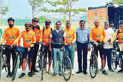 ದಾವಣಗೆರೆಯಲ್ಲಿ ಸೋಮವಾರ ಸ್ವದೇಶಿ ಜಾಗೃತಿಗೆ ಸೈಕಲ್ ಜಾಥಾ ಕುರಿತು ಬ್ರಿಗೇಡಿಯರ್ ರವಿ ಮುನಿಸ್ವಾಮಿ ಸುದ್ದಿಗೋಷ್ಠಿಯಲ್ಲಿ ಮಾಹಿತಿ ನೀಡಿದರು. ಕರ್ನಲ್ ಕಂದಸಾಮಿ, ನೀಲಕಂಠ, ರಮೇಶ್ ಎನ್, ವೇದಮೂರ್ತಿ, ಜಹೀರ್ ಷರೀಫ್, ಸಹಸ್ರನಾಮಮ್ ಐಯರ್, ಶಾಂತಾ ಅಧಿಯಪ್ಪ, ತಿಪ್ಪೇಸ್ವಾಮಿ, ಪ್ರಸಾದ್ ಬಂಗೇರ, ಶ್ರೀನಿವಾಸ್, ನವೀನ್, ಮಹೇಶ್ ಇದ್ದರು.