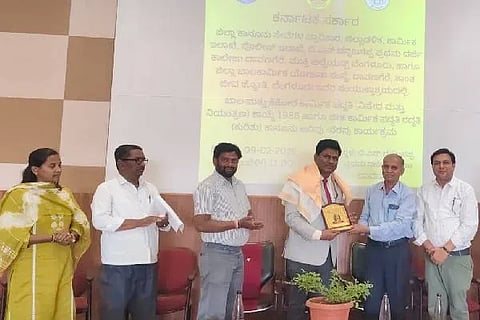 ದಾವಣಗೆರೆಯ ಬಿ.ಎಸ್. ಚನ್ನಬಸಪ್ಪ ಪ್ರಥಮ ದರ್ಜೆ ಕಾಲೇಜಿನಲ್ಲಿ ಸೋಮವಾರ ಆಯೋಜಿಸಿದ್ದ ಕಾನೂನು ಅರಿವು-ನೆರವು ಕಾರ್ಯಕ್ರಮದಲ್ಲಿ ನ್ಯಾಯಾಧೀಶ ಮಹಾವೀರ ಕರೆಣ್ಣವರ ಅವರನ್ನು ಗೌರವಿಸಲಾಯಿತು. ಷಣ್ಮುಖ ಕೆ, ಬಾಬಣ್ಣ, ಮಂಜೇಶ್, ಸೌಮ್ಯ, ಪ್ರೊ. ಗುರು ಎಂ.ಸಿ, ಪ್ರದೀಪ್ ಇದ್ದರು.