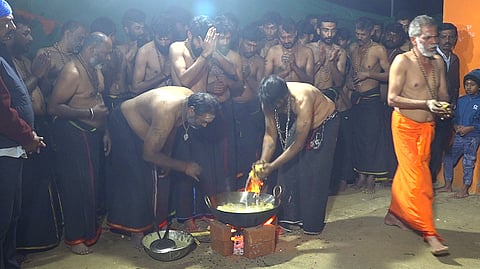 ನಗರದ ಶ್ರೀ ಕೋಟೆ ಮಾರಿಯಮ್ಮ ದೇವಾಲಯದಲ್ಲಿ ಶ್ರೀ ಅಯ್ಯಪ್ಪ ಸ್ವಾಮಿ ಅಪ್ಪ ಪೂಜೆ ಶ್ರದ್ಧಾ ಭಕ್ತಿಯಿಂದ ಗುರುವಾರ ನೆರವೇರಿತು.