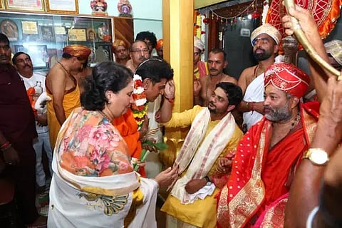 ತೀರ್ಥಹಳ್ಳಿ ತಾಲೂಕು ಬೆಜ್ಜವಳ್ಳಿ ಅಯ್ಯಪ್ಪ ಸ್ವಾಮಿ ದೇವಾಲಯದಲ್ಲಿ ಏರ್ಪಡಿಸಿದ್ದ ಮಕರ ಸಂಕ್ರಾಂತಿ ಉತ್ಸವದಲ್ಲಿ ಶಿವರಾಜ್‌ಕುಮಾರ್ ಮತ್ತು ಗೀತಾ ದಂಪತಿ ಶ್ರೀ ವಿಶ್ವಸಂತೋಷ ಭಾರತಿ ಹಾಗೂ ವಿನಯ್ ಗುರೂಜಿ ಅವರಿಂದ ಪ್ರಸಾದ ಸ್ವೀಕರಿಸಿದರು.  