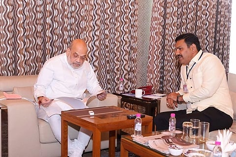 vijayendra visit ಹುಬ್ಬಳ್ಳಿಯ ಹೋಟೆಲ್ ಡೆನಿಸನ್‌ನಲ್ಲಿ ವಾಸ್ತವ್ಯ ಹೂಡಿದ್ದ ಕೇಂದ್ರ ಸಚಿವ ಅಮಿತ್‌ಷಾ ಅವರನ್ನು ಬಿಜೆಪಿ ರಾಜ್ಯಾಧ್ಯಕ್ಷ ಬಿ.ವೈ. ವಿಜಯೇಂದ್ರ ಶನಿವಾರ ಭೇಟಿ ಮಾಡಿ, ‘ಬಳ್ಳಾರಿ ಪಾದಯಾತ್ರೆ’ ಕುರಿತು ವಿವರಿಸಿದರು.