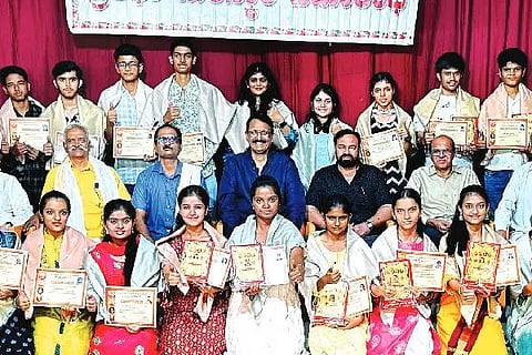 ದಾವಣಗೆರೆ ಬ್ರಾಹ್ಮಣ ವಿದ್ಯಾರ್ಥಿ ನಿಲಯದಲ್ಲಿ ಇತ್ತೀಚೆಗೆ ಆಯೋಜಿಸಿದ್ದ, 2025-26ನೇ ಸಾಲಿನ ಪ್ರತಿಭಾ ಪುರಸ್ಕಾರ ಸಮಾರಂಭದಲ್ಲಿ ವಿದ್ಯಾರ್ಥಿಗಳನ್ನು ಗೌರವಿಸಲಾಯಿತು. ಆರ್. ಸುರೇಶ್ ಶಾಸ್ತ್ರಿ, ಡಾ. ಎಂ.ಸಿ. ಶಶಿಕಾಂತ್, ಎಸ್.ಪಿ. ಸತ್ಯನಾರಾಯಣ ರಾವ್, ಗಿರೀಶ್ ನಾಡಿಗ್, ಎಸ್. ಗೋಪಾಲದಾಸ್, ಎಲ್. ರಾಮಚಂದ್ರರಾವ್, ಭಾಸ್ಕರ್ ಭಟ್, ಶೇಷಾಚಲ, ಉಮೇಶ್ ಕುಲಕರ್ಣಿ ಇದ್ದರು.